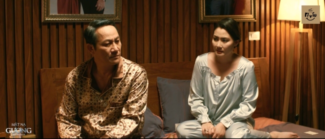 Tuy nhiên với vai diễn là phụ nữ trung niên, Ngọc Lan chọn váy ngủ nhã nhặn, không quá phô phang, hở bạo.
