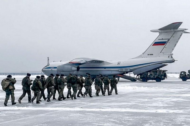 Binh sĩ Nga lên máy bay di chuyển đến Kazakhstan ngày 6-1.
