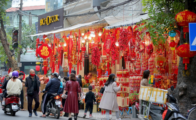 Mỗi dịp Tết đến xuân về, phố Hàng Mã (Hà Nội) luôn tràn ngập sắc đỏ đặc trưng của Tết Nguyên Đán cổ truyền. Đây cũng được xem như là một "thiên đường mua sắm" mỗi dịp Tết đến.
