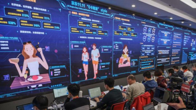 Nhân viên sàn thương mại điện tử Trung Quốc JD.com theo dõi đơn hàng và xu hướng mua sắm trong ngày lễ Độc thân tại trung tâm kiểm soát dữ liệu ở Bắc Kinh, Trung Quốc.