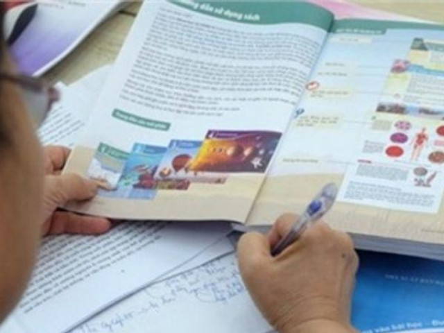 Bạn trẻ - Cuộc sống - Để quên sách giáo khoa, nữ sinh nhận hình phạt khắc cốt ghi tâm khiến tất cả bật cười