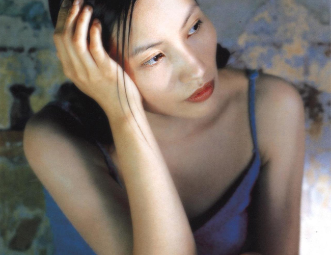Khoảnh khắc nữ diễn viên người Pháp gốc Việt Trần Nữ Yên Khê diện đồ ngủ mỏng manh trong bộ phim "Mùa hè chiều thẳng đứng" (2000) của đạo diễn Trần Anh Hùng từng thu hút sự chú ý trên mạng xã hội.
