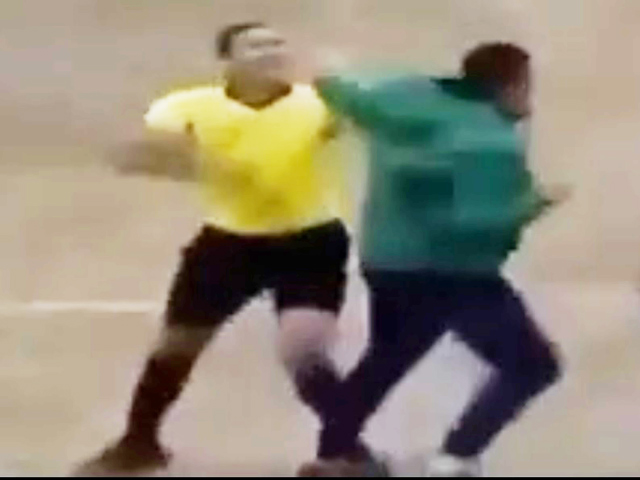 Bóng đá - Choáng nặng cảnh trọng tài bị tấn công, tung đòn boxing liều lĩnh đánh trả