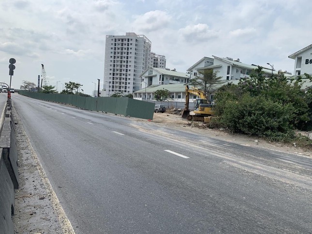 Tương tự, dự án mở rộng đường Đồng Văn Cống cũng đang được gấp rút thi công.