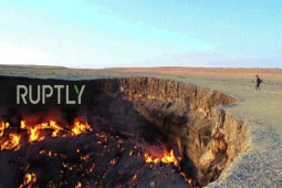 Thế giới - “Cổng địa ngục" khổng lồ rực lửa suốt hơn 50 năm bị "dọa" dập tắt