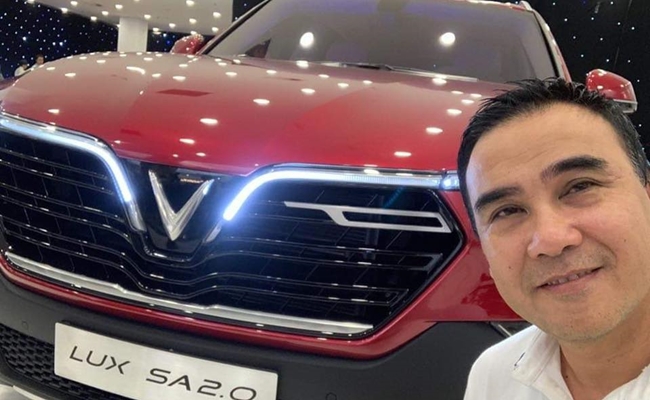 Năm 2018, nam MC này còn tậu chiếc Vinfast Lux SA 2.0 - chiếc xe đắt nhất và cũng là chiếc SUV đầu tiên của hãng xe này tại thị trường Việt Nam. Chiếc xe này có mức giá vào khoảng 1,818 tỷ đồng.
