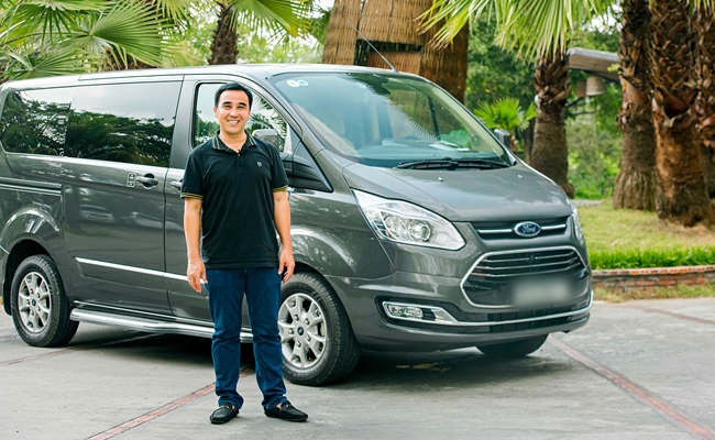 Ngoài ra, nam MC “Bạn muốn hẹn hò” còn có một chiếc xe Ford Tourneo chuyên để đi tỉnh, tổ chức đi dã ngoại với gia đình. Xe có mức giá dao động khoảng 999 triệu - 1,069 tỷ đồng.
