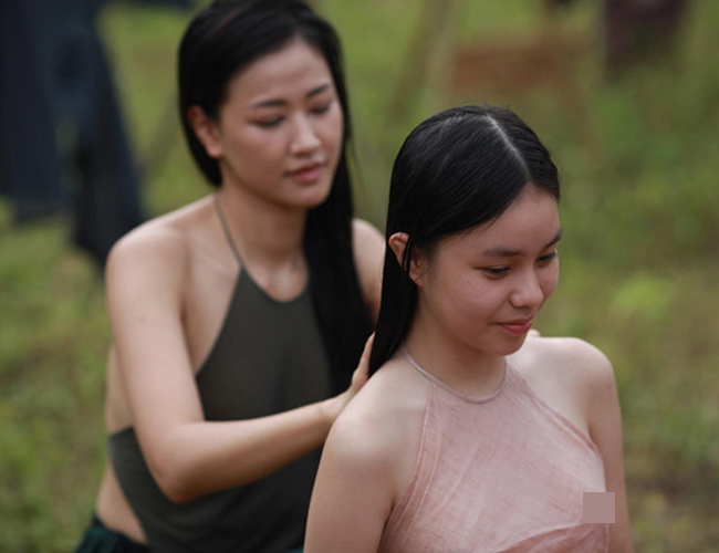 Trước đó, áo yếm trong phim "Vợ Ba" cũng gây tranh cãi không kém.

