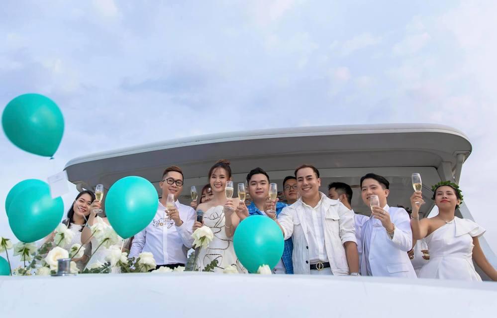 Nữ nghệ sĩ còn tổ chức tiệc trên du thuyền cho nhân viên