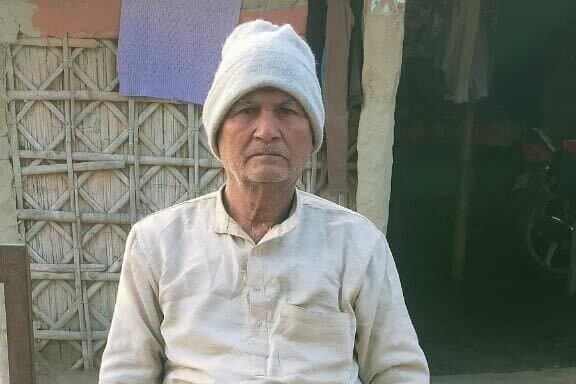 Ông Brahmdeo Mandal, 85 tuổi, tuyên bố đến nay đã tiêm 12 mũi vaccine.