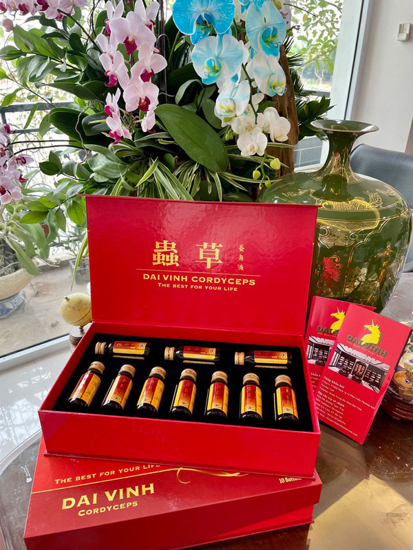 Sản phẩm Đông trùng Hạ thảo Đại Vinh - dạng nước chiết xuất đậm đặc - hộp 10 lọ.