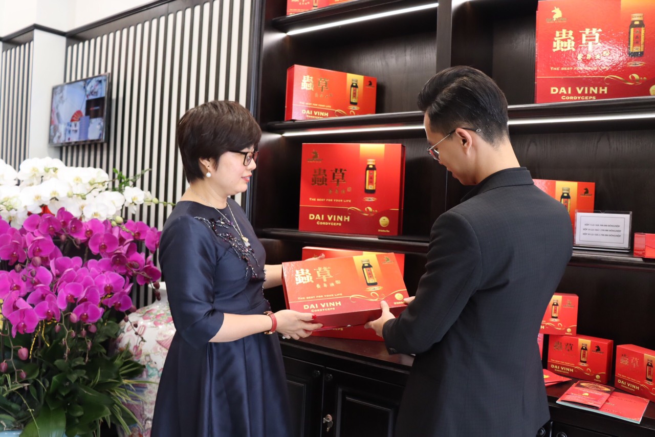 Chị Kiều Hưng tư vấn khách hàng sử dụng sản phẩm.