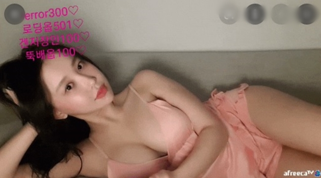 Streamer xứ Hàn tận dụng trang phục sexy, khoe trọn vòng 1 trên sóng trực tiếp. 
