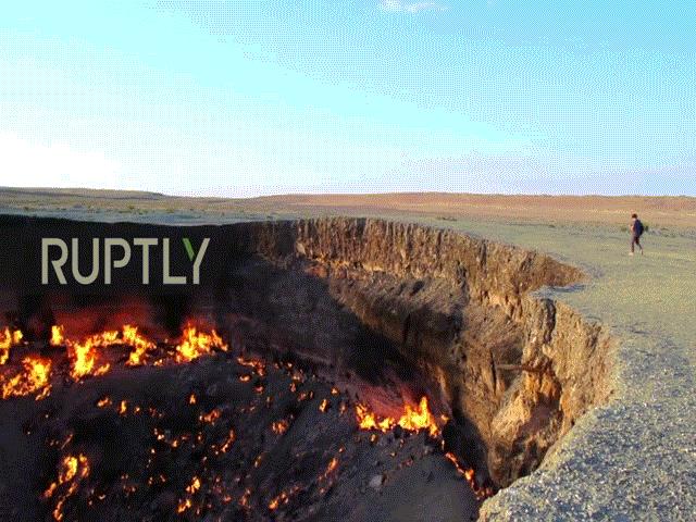 Thế giới - “Cổng địa ngục" khổng lồ rực lửa suốt hơn 50 năm bị "dọa" dập tắt