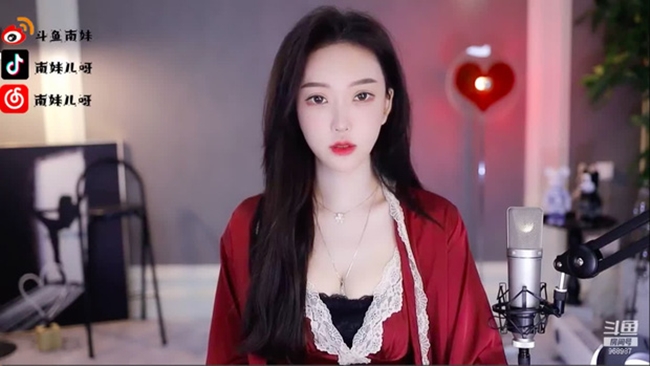 Nữ streamer khoe vòng 1 lấp ló trong chiếc váy ngủ có phần cổ khoét sâu. Ngay sau đó, Nan MeiEr tiết lộ sẽ &#34;chiêu đãi&#34; fan một màn vũ đạo nóng bỏng.
