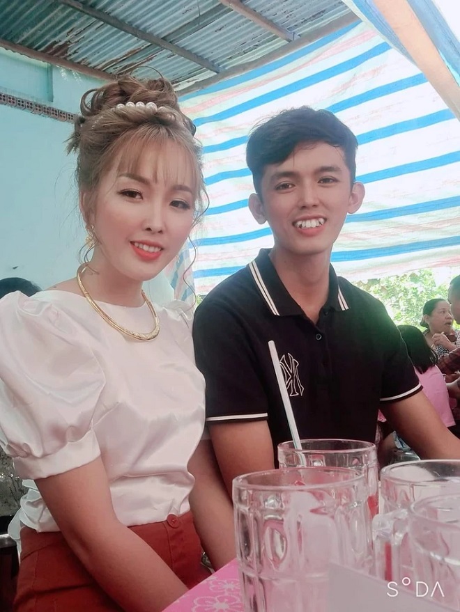 Nhan sắc dàn bóng hồng đứng sau YouTuber kiếm tiền tỷ, xây biệt thự to nhất làng - 9