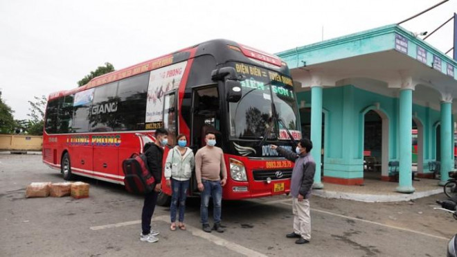 Cán bộ bến xe khách thành phố Tuyên Quang tuyên truyền nhà xe và hành khách thực hiện nghiêm các quy định phòng, chống dịch bệnh Covid-19