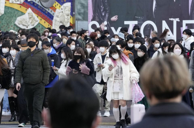 Người dân Nhật Bản qua lại tại khu Shibuya thuộc thủ đô Tokyo hôm 8-1. Ảnh: Kyodo