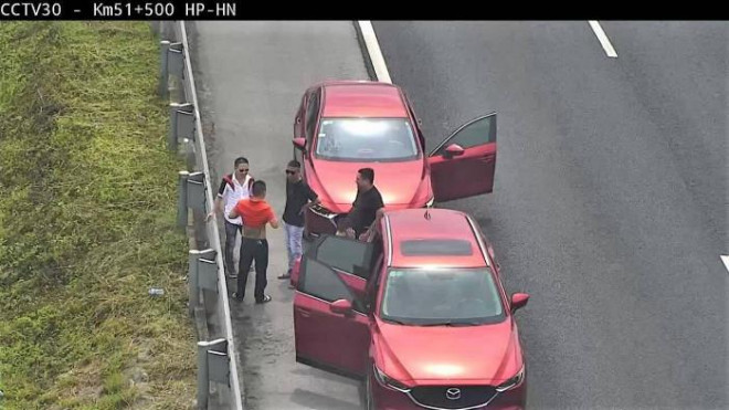 Việc dừng, đỗ xe không đúng quy định trên đường cao tốc tiềm ẩn nguy cơ gây mất ATGT - Ảnh minh họa