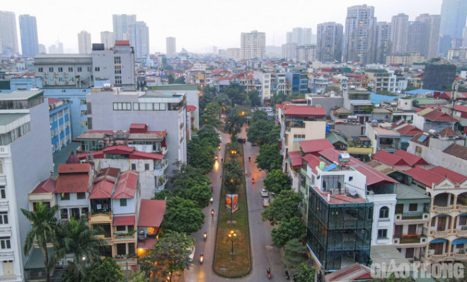 Con phố mang tên nhà thơ, nhà soạn kịch Lưu Quang Vũ (quận Cầu Giấy) bắt đầu từ ngã ba giao cắt đường Nguyễn Khang tại số nhà 69 (gần bờ sông Tô Lịch) đến ngã ba giao cắt ngõ 22 Trung Kính, đối diện trường THCS Yên Hòa.