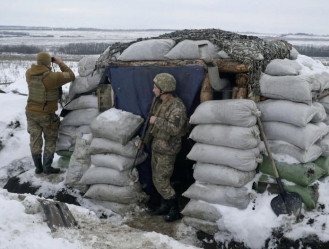 Binh sĩ Ukraine tại vị trí chiến đấu ở Luhansk, miền Đông nước này. Ảnh - Reuters
