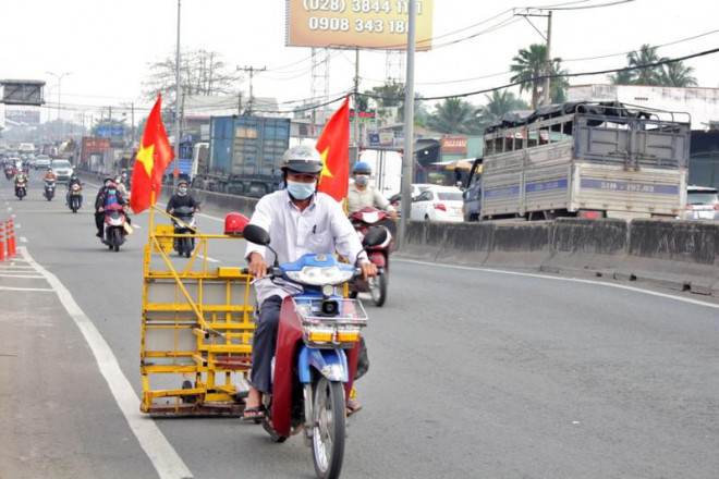 Mỗi ngày, ông Đinh Minh Cảnh (52 tuổi) đều điều khiển xe hút đinh chạy dọc theo Quốc 1A hướng từ thị trấn Tân Túc đến xã Bình Chánh, huyện Bình Chánh, TP.HCM. Gần đây, ông Cảnh phát hiện "đinh tặc" dùng thủ đoạn rải đinh mới.