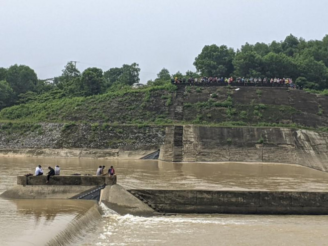 Vụ việc giải cứu 4 cán bộ và 3 người dân mắc kẹt giữa dòng sông thu hút sự quan tâm của nhiều người. Ảnh: NGUYỄN DO