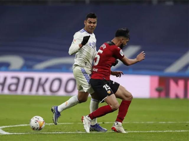 Bóng đá - Real bị tố "ăn cướp" penalty, Benzema cán mốc 300 bàn trước Siêu kinh điển