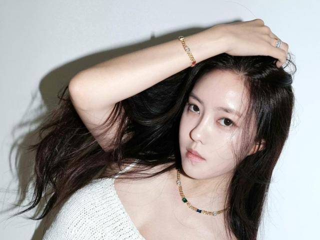 Làm đẹp - Nữ ca sĩ Hàn Quốc chiếm top 1 tìm kiếm tại Việt Nam vì lộ chuyện hẹn hò cầu thủ