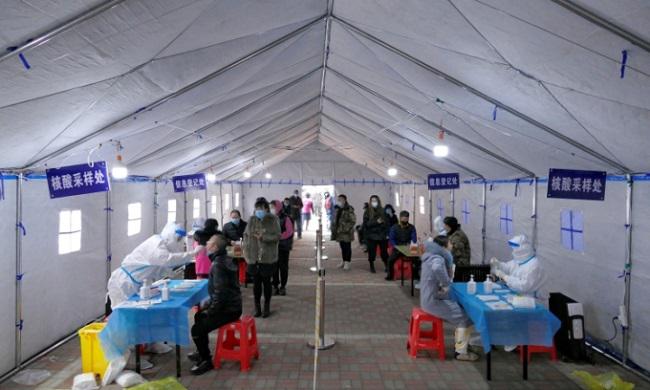Người dân thành phố Thiên Tân xếp hàng lấy mẫu xét nghiệm COVID-19 hôm 9/1. Ảnh: Reuters
