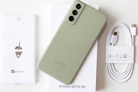 "Đập hộp" Samsung Galaxy S21 FE phiên bản xanh olive lạ mắt