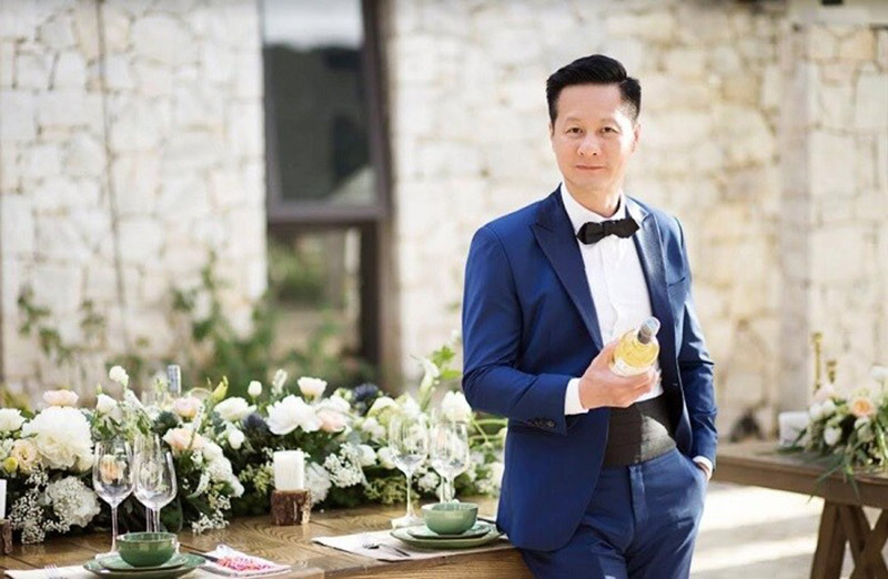 Đại gia Đức An là doanh nhân Việt kiều Mỹ thành đạt. Ông rời Việt Nam từ lúc 12 tuổi và sinh trưởng trong gia đình có 8 anh chị em gốc Ninh Bình
