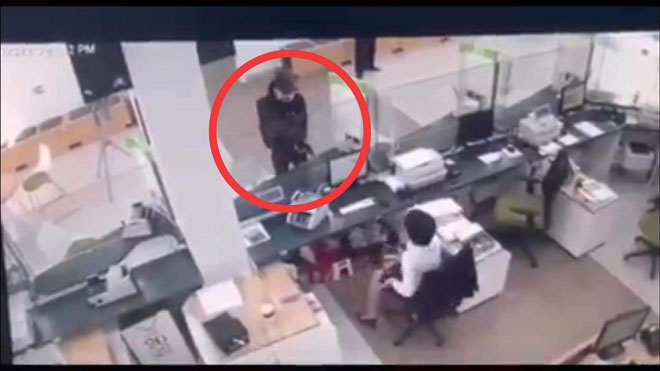 Nguyễn Văn Nam bịt mặt, dùng súng cướp ngân hàng ở Hải Phòng vào chiều 7/1.