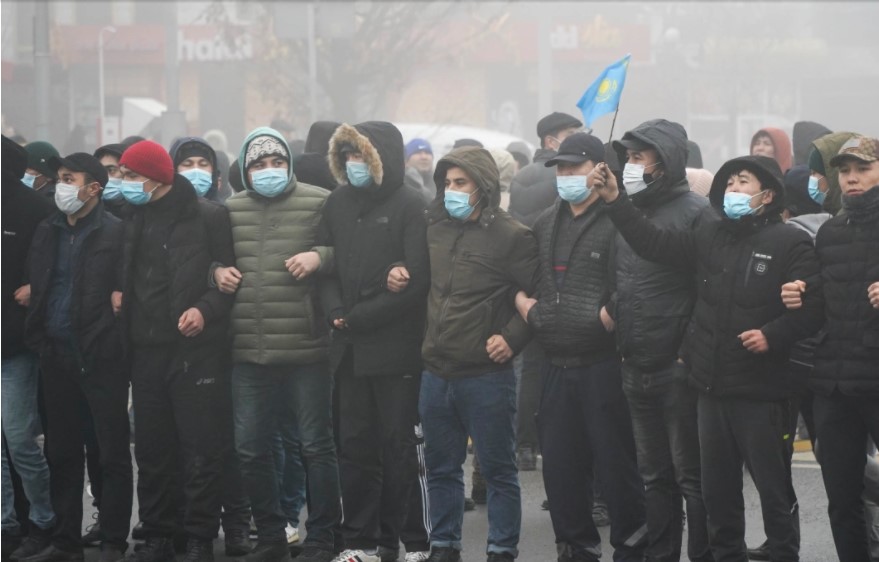 Đám đông tham gia biểu tình tại Kazakhstan. Ảnh - AP