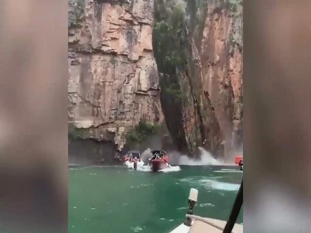 Thế giới - Video: Vách núi khổng lồ nứt toác, đổ sập xuống tàu đầy du khách ở Brazil