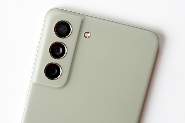 Cụm 3 camera sau gồm camera 12MP + 12MP + 8MP phục vụ chụp ảnh thường, góc siêu rộng và zoom xa. Ở phiên bản này, Samsung đã lược bỏ tính năng chụp ảnh siêu cận macro.
