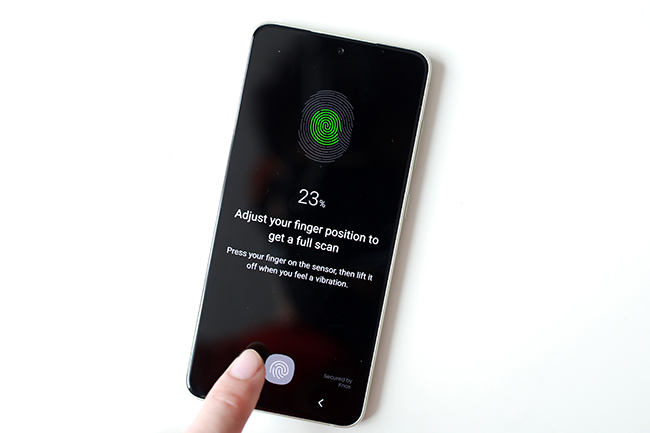 Galaxy S21 FE 5G hỗ trợ công nghệ bảo mật vân tay trên màn hình.
