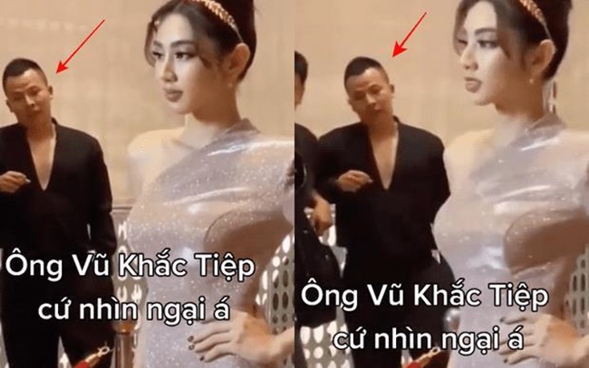 Tân Hoa hậu Hòa bình Quốc tế (Miss Grand International 2021) Thùy Tiên được khen hết lời vì nhan sắc xinh đẹp khi tham gia một sự kiện dù bị chụp trộm, chất lượng ảnh khá mờ. Tuy nhiên, điều khiến cư dân mạng chú ý hơn cả là ánh mắt khó hiểu của ông trùm chân dài Vũ Khắc Tiệp. Nhiều người cho rằng, Vũ Khắc Tiệp đang nhìn xuống phía sàn nhà thẫn thờ suy nghĩ chứ không phải nhìn vào body Thùy Tiên.
