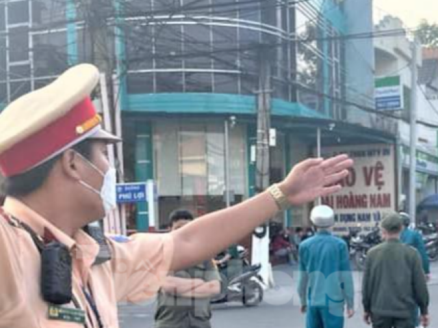 Tin tức trong ngày - Sơ tán dân, phong tỏa đường xử lý khí gas bị rò rỉ ở xưởng đá lạnh Bình Dương