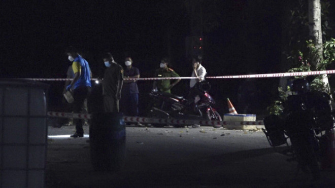 Công an khám nghiệm hiện trường vụ án mạng