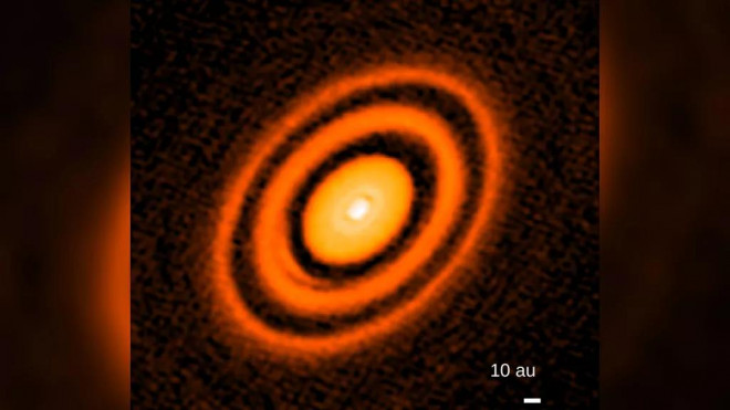 Ảnh chụp ngôi sao trẻ HD163296, một phiên bản tái hiện hình ảnh của Mặt Trời có vành thuở sơ khai - Ảnh: ALMA/Andrea Isella/Rice University