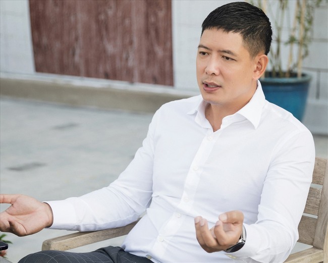 Chia sẻ về những thông tin này, Bình Minh nói: “Chính xác là tôi chỉ đang tạm dừng hoạt động nghệ thuật, chứ không hẳn là giải nghệ. Sau khi tạm rời giới giải trí, ngừng đóng phim, cuộc sống hiện tại của tôi bước sang trang mới. Tôi dành thời gian cho gia đình, con cái, và cũng đầu tư kinh doanh”.&nbsp;Bình Minh tiết lộ khi có dịp phù hợp, anh có thể trở lại vai trò MC hoặc góp mặt trong một vài phim ngắn.
