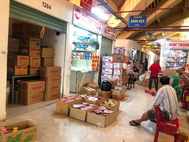 Vắng khách mua, tiểu thương bày hàng ngay giữa lối đi.