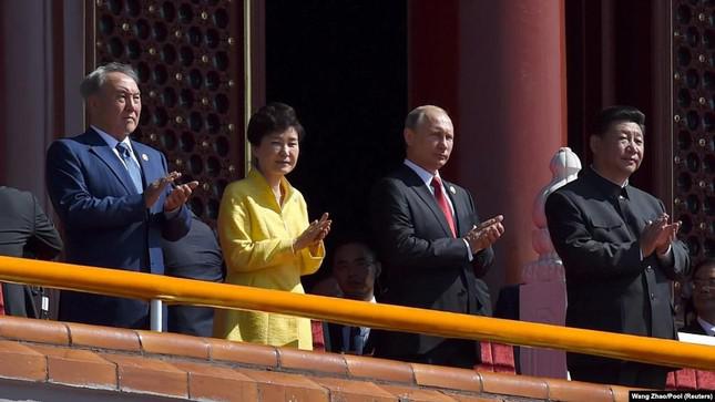 Cựu Tổng thống Kazakhstan - Nursultan Nazarbayev (ngoài cùng bên trái), Tổng thống Nga - Vladimir Putin và Chủ tịch Trung Quốc - Tập Cận Bình (bên phải). Ảnh: Reuters