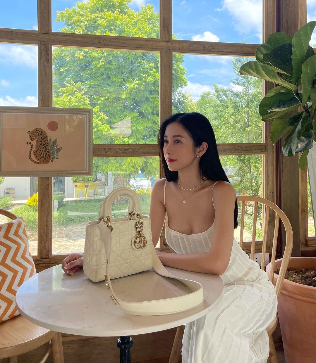 Cũng có khi người đẹp duyên dáng với những thiết kế đơn giản như thế này. Chỉ cần khéo chọn trang phục có một điểm nhấn&nbsp;cũng đủ mang lại sự gợi cảm.