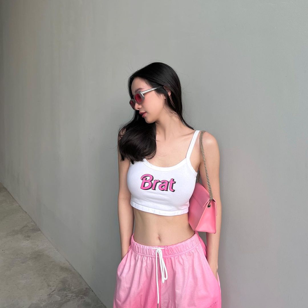 Hơn nữa, sự quyến rũ không bó hẹp trong những trang phục ôm sát hay cắt xẻ. Kể cả diện đồ mang phong cách thể thao như thế này cô cũng vô cùng gợi cảm.