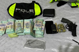 Pháp luật - Cận cảnh vũ khí "nóng" và bó tiền thu từ tên cướp ngân hàng ở Hải Phòng