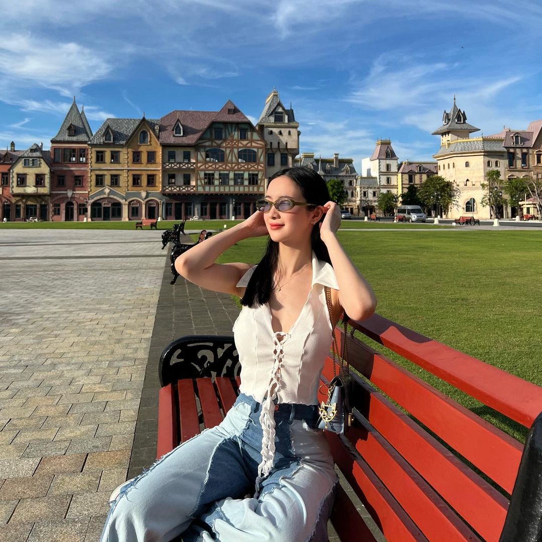 Người ta vẫn thấy một Jun Vũ trẻ trung, năng động với những item thời thượng hiện đang là xu hướng được nhiều người yêu thích.