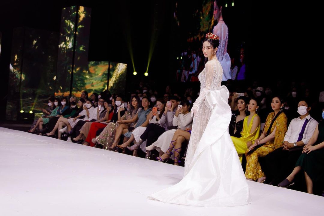 Mặc dù không quá cao nhưng Jun Vũ vẫn nhận được lời mời làm người mẫu catwalk.