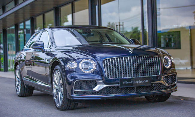 Anh tặng bà xã kém 16 tuổi căn villa sát biển ở Vũng Tàu, cùng chiếc “xế hộp” Bentley Flying Spur V8 có giá lăn bánh tại Việt Nam trong khoảng 16 đến 21 tỷ đồng.
